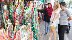 Pembeli memilih parsel yang dijual di kawasan Cikini, Jakarta, Selasa (28/5/2019). Menjelang hari raya Idul Fitri 1440 H, penjualan parsel di kawasan tersebut mulai meningkat, meskipun diakui para pedagang jumlah pejualan tidak sebanyak tahun lalu. (Liputan6.com/Immanuel Antonius)