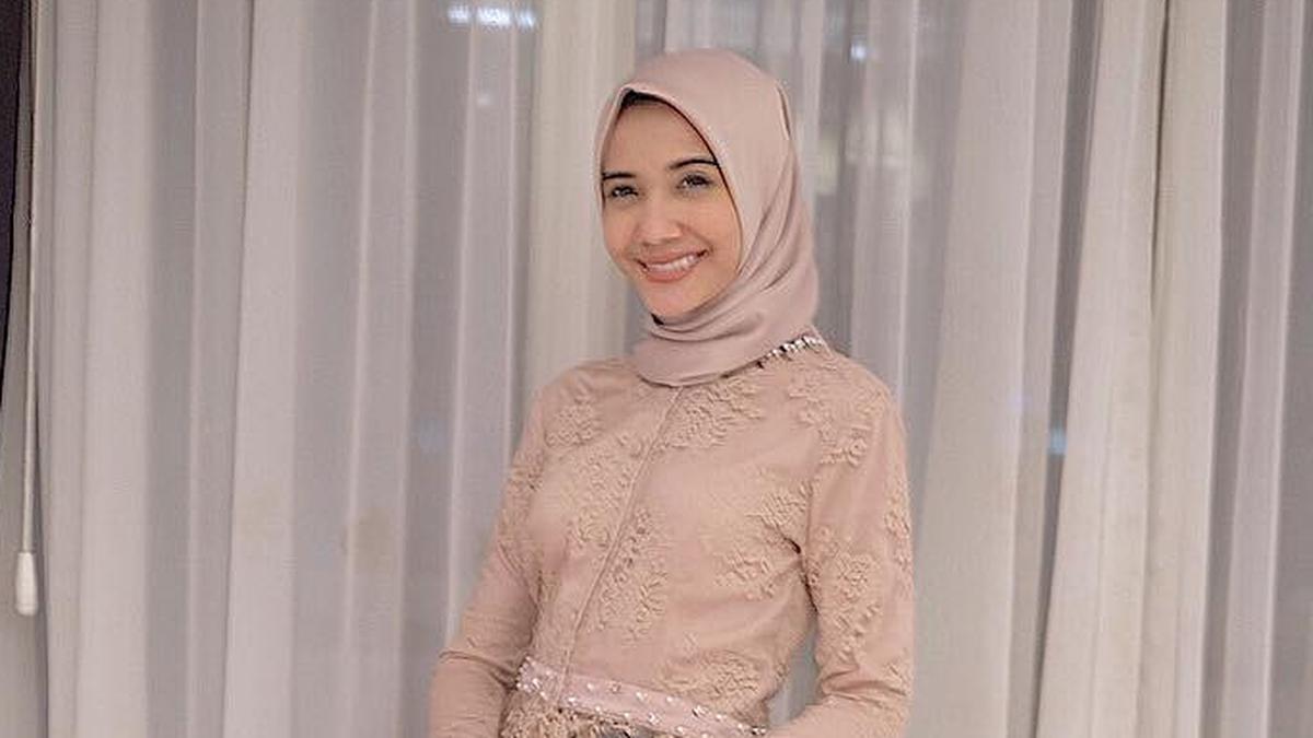 Modis dan Menutup Aurat, Ini 4 Inspirasi Kebaya Syar'i ala Zaskia Sungkar hingga Natasha Rizky