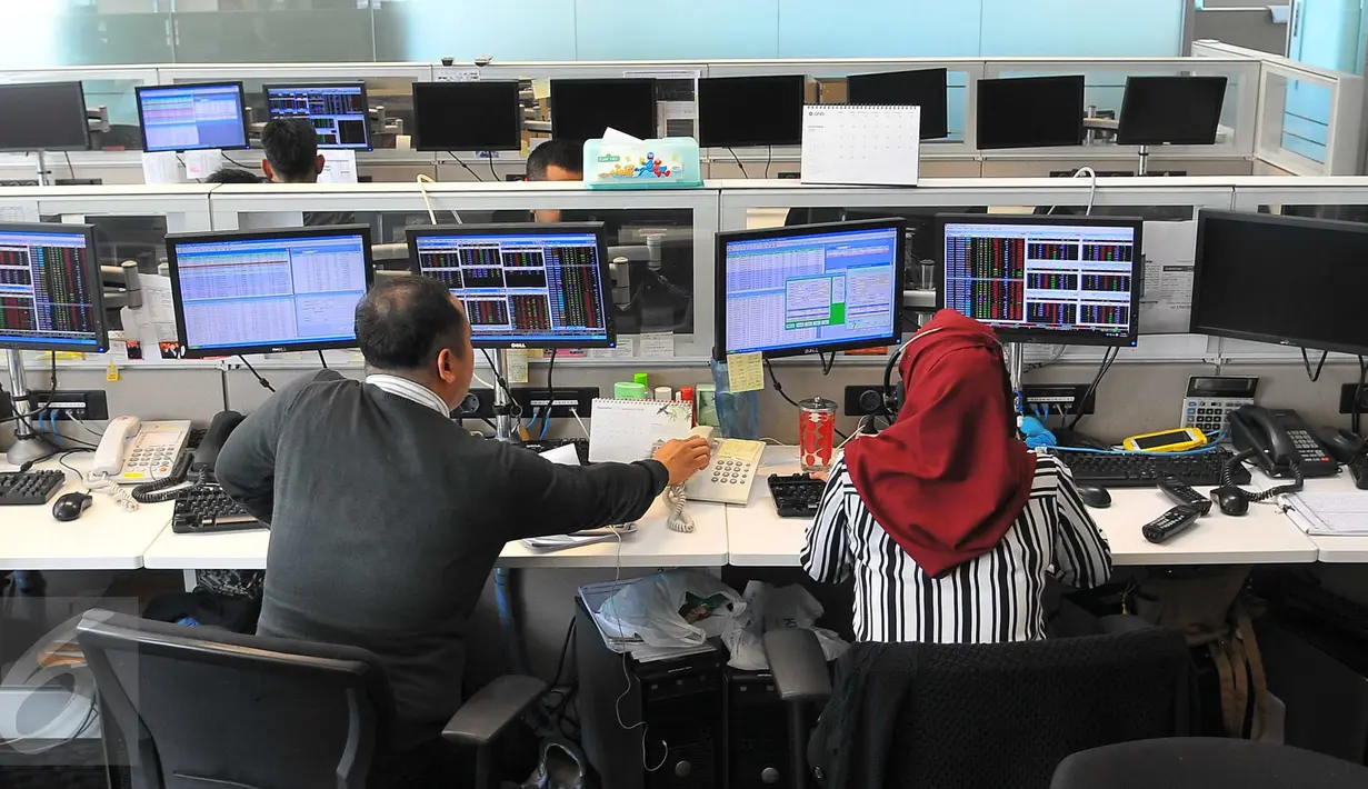 Dua pekerja memantau pergerakan saham di sebuah monitor, Jakarta, Senin (14/11). Laju IHSG melemah 2,6 persen atau sekitar 137,71 poin ke level 5.094,25 pada penutupan sesi pertama perdagangan saham Senin (14/11/2016). (Liputan6.com/Angga Yuniar)