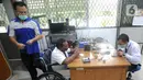 Siswa Penyandang disabilitas saat mengikuti pelatihan elektronik handphone di Balai Besar Rehabilitasi Vokasional Bina Daksa (BBRVBD) Kementerian Sosial, Cibinong, Bogor, Kamis (30/1/2020). (merdeka.com/Arie Basuki)