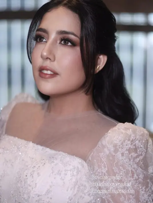 Sentuhan vintage diberikan lewat detail puff sleeve yang terbuat dari kain lace senada. Simple, cantik, dan elegan. Bagaimana menurutmu, Sahabat Fimela? [@byputrida/@vgmakeupstudio/@christiebasill]