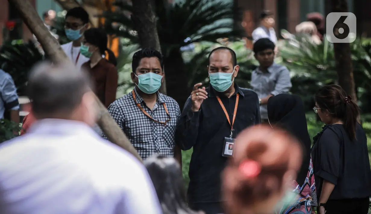 Sejumlah karyawan menggunakan masker saat beraktifitas di luar kantor di Jakarta, Senin (2/3/2020). Usai diumukan Presiden Jokowi bahwa ada 2 WNI yang terkena virus corona, banyak para pekerja menggunakan masker saat beraktifitas. (Liputan6.com/Faizal Fanani)