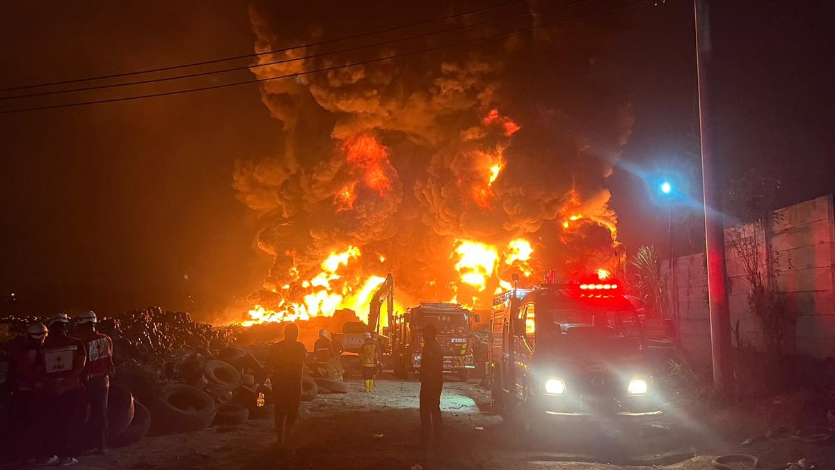 Kebakaran gudang ban bekas di Mojokerto. (merdeka.com/erwin yohanes).