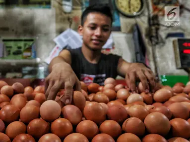 Pedagang menata telur dagangannya di Pasar Kebayoran Lama, Jakarta, Kamis (2/5/2019). Harga kebutuhan pokok mengalami kenaikan menjelang bulan suci Ramadan. (Liputan6.com/JohanTallo)