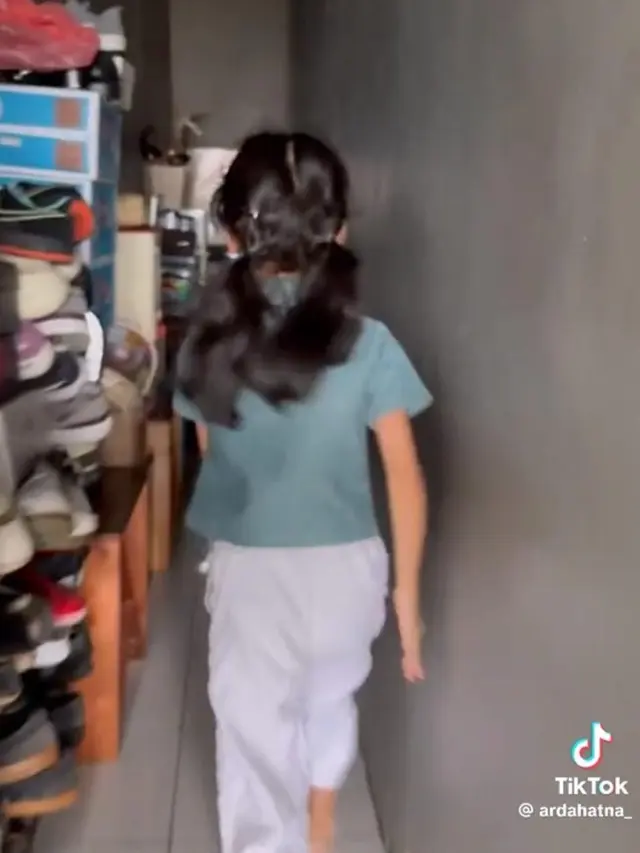Potret Kara berlari kecil menghampiri Mbak Ti (Sumber: TikTok/ardahatna_)