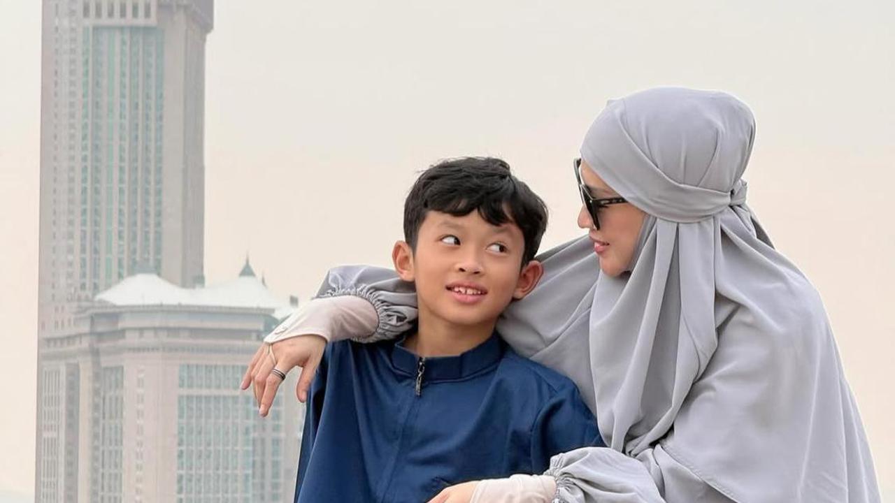7 Potret Miro Materazzi, Anak Okie Agustina dan Gunawan Dwi Cahyo, Jalani Umrah Bersama Sang Ibu
