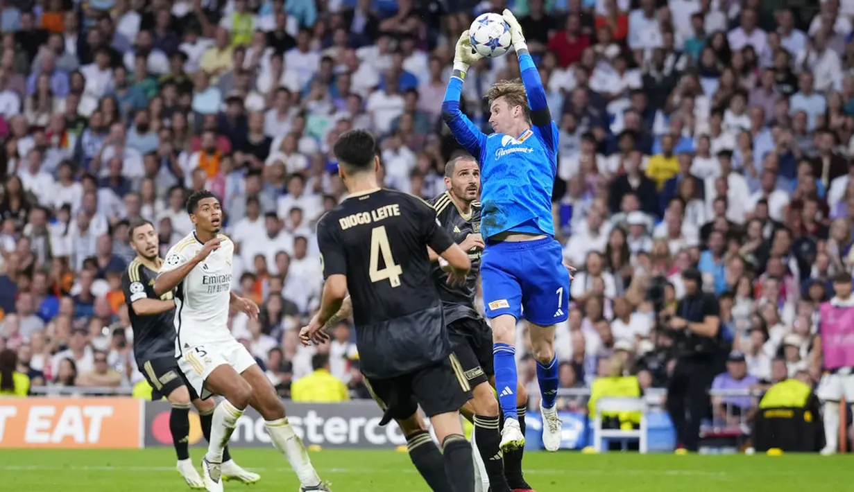 Kiper Union Berlin, Frederik Ronnow, menangkap bola saat melawan Real Madrid dalam matchday 1 Grup C Liga Champions 2023/2024, di Stadion Santiago Bernabeu, Madrid, Rabu (20/9/2023). (AP Photo/Manu Fernandez)