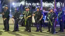Adapun jam malam di Los Angeles diberlakukan mulai pukul 20.000 hingga 06.00 pagi waktu setempat. Wali Kota Los Angeles, Karen Bass menyatakan kondisi sudah mencapai titik kritis setelah 23 toko dijarah selama akhir pekan. (RINGO CHIU/AFP)