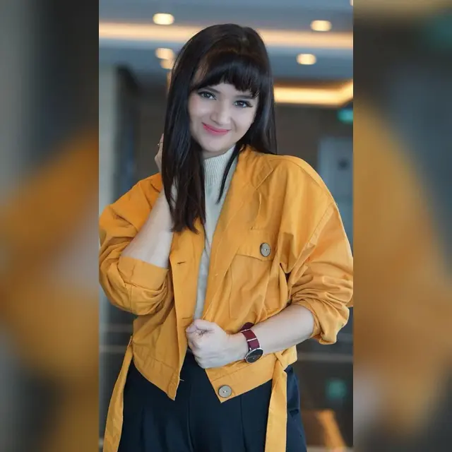6 Potret Angelica Simperler saat Tampil Berponi, Terlihat Imut dan Awet Muda
