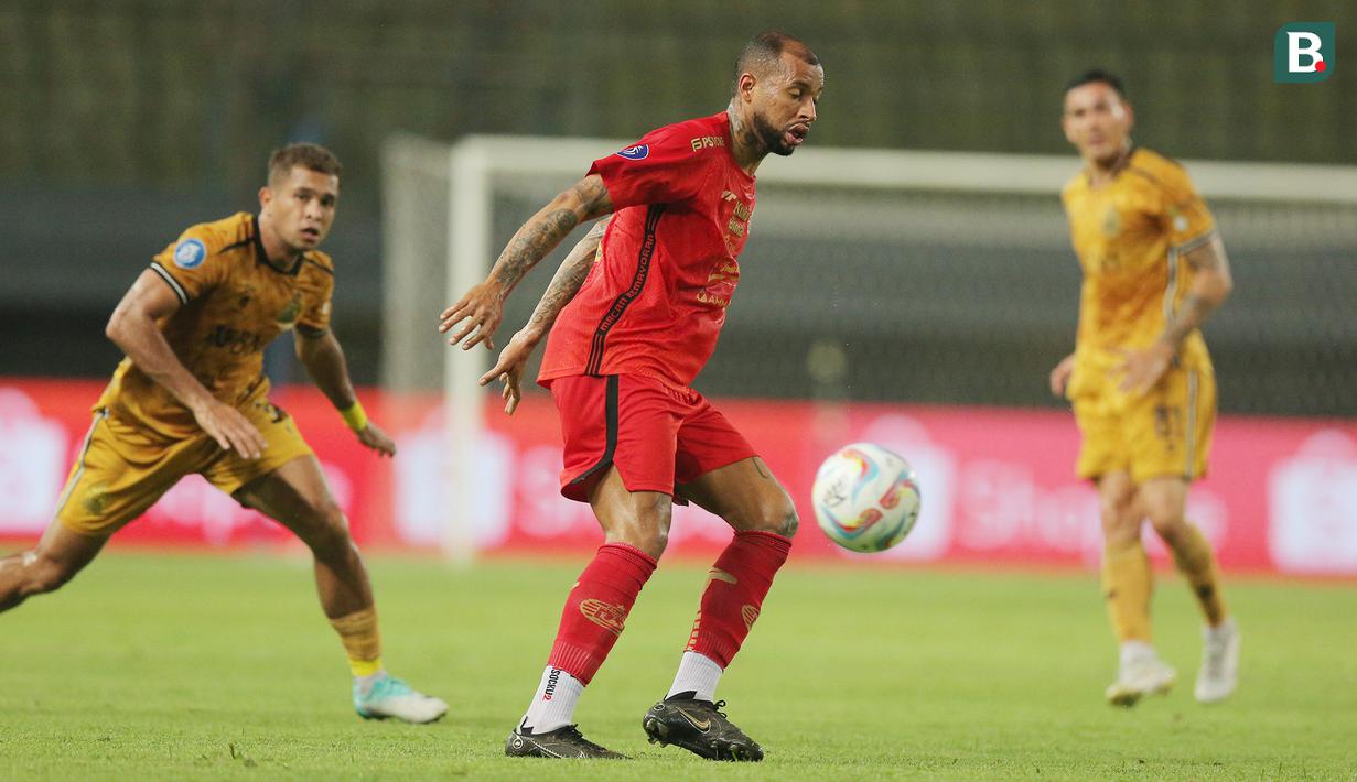Pemain Persija Jakarta, Gustavo Almeida, saat melawan Bhayangkara FC pada laga BRI Liga 1 di Stadion Patriot Candrabhaga, Bekasi, Senin (27/11/2023). Dalam pertandingan itu, Gustavo Almeida yang diturunkan sebagai starter hanya bermain selama 36 menit. (Bola.com/M Iqbal Ichsan)