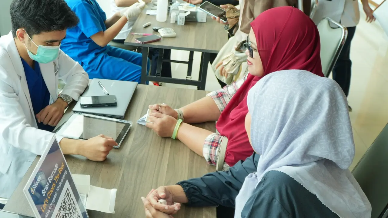 Beberapa orang sedang melakukan pemeriksaan EKG untuk mendeteksi dini penyakit Aritmia di RS Siloam. Dok Siloam
