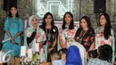 Pendiri SRI Indonesia, Futri Zulya Safitri memberikan sambutan saat acara trunk show dan charity di Jakarta, Selasa (17/5). Hasil penjualan dan lelang baju tersebut akan disumbangkan untuk pengrajin tenun dari Garut. (Liputan6.com/Yoppy Renato)