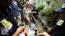 Beberapa tersangka melakukan reka ulang penyerangan IptuHaryadi di kawasan Berlan, Jakarta, Jumat (19/2/2016). Tersangka memeragakan 54 adegan penyerangan terhadap dua anggota polisi hingga tewas. (Liputan6.com/Helmi Fithriansyah)