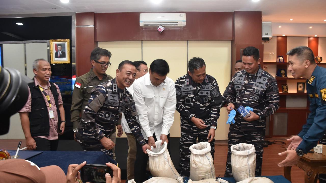 FOTO: TNI AL Gagalkan Distribusi Ilegal Pasir Timah di PIK 2