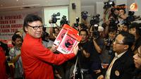 Tjahjo Kumolo menyerahkan 560 Bacaleg PDIP yang akan terus dilengkapi data-datanya. (Liputan 6.com/Andran M. Tunay)