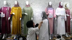 Sejumlah pedagang mengaku omzet penjualan mereka meningkat sekitar 50-70 persen dibandingkan hari biasanya. (Liputan6.com/Herman Zakharia)