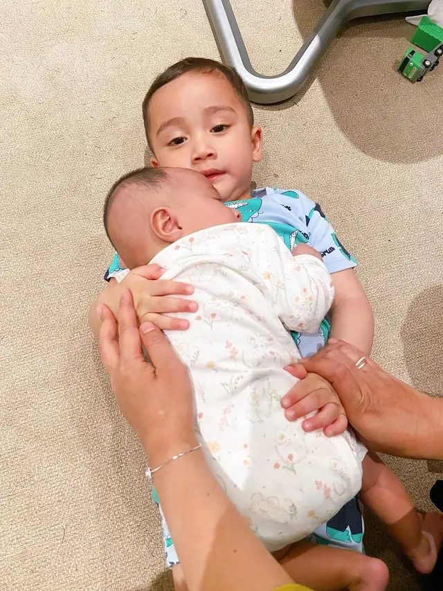 6 Potret Gemas Baby Lily yang Wajahnya Perdana Diungkap, Disebut Mirip Rayyanza