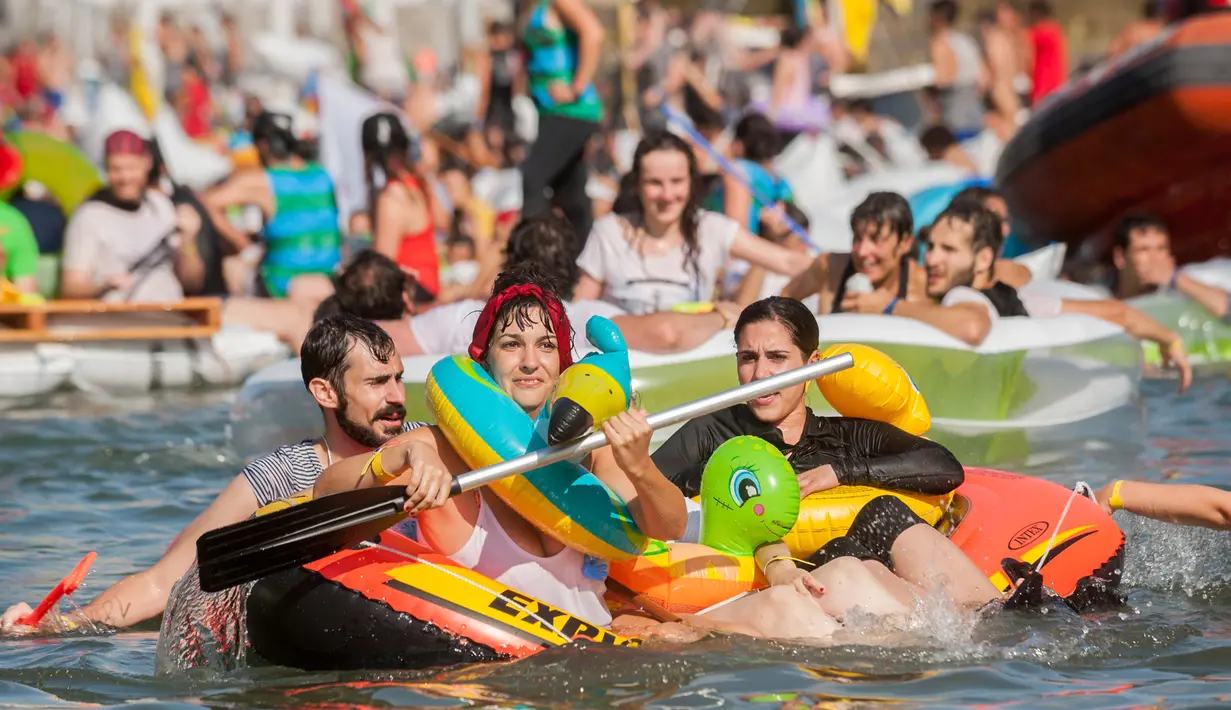 Seorang wanita mendayung perahu selama acara "Abordaje di pelabuhan kota Basque San Sebastian utara, Spanyol (12/8). ""Abordaje" adalah acara alternatif selama Festival Great Week yang berlangsung dari 12 hingga 19 Agustus. (AFP Photo/Gari Garaialde)