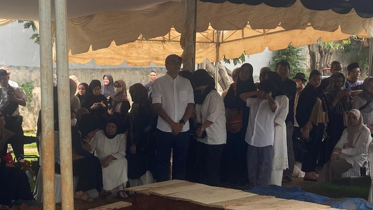Jenazah Rizal Ramli Dikembumikan di TPU Jeruk Purut, Satu Liang Lahat dengan Istrinya