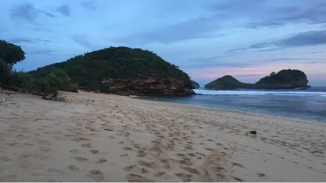 Uniknya Suara Ombak di Pantai Goa Cina Malang