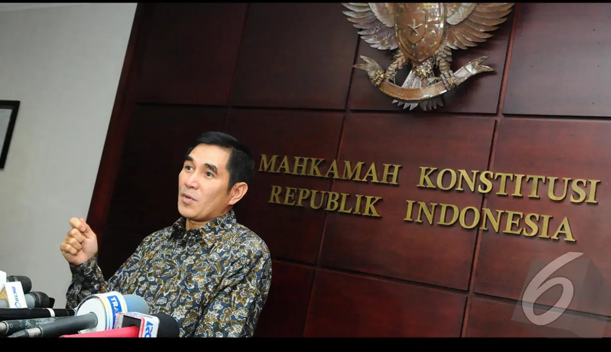 Hamdan Zoelva adalah Ketua Mahkamah Konstitusi Indonesia periode 2013-2016, menggantikan Akil Mochtar yang di berhentikan karena terlibat kasus suap sengketa pilkada Kabupaten Lebak, Banten (Liputan6.com/Andrian M Tunay)