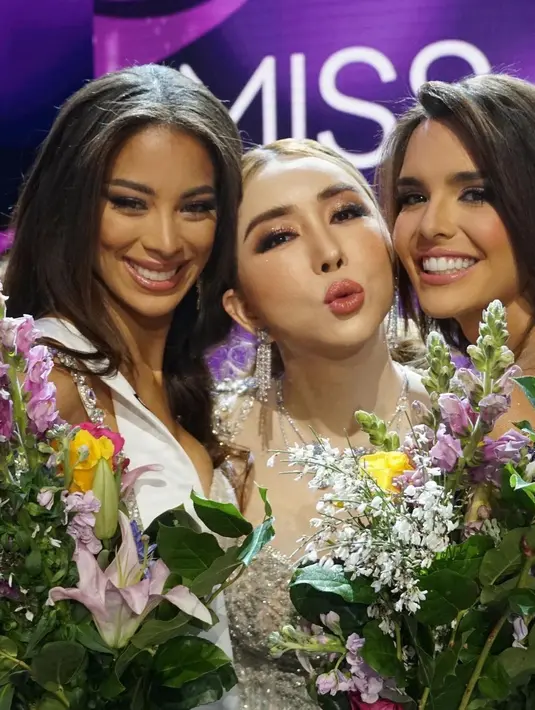Sebagai pemilik kontes Miss Universe perempuan pertama, Anne bisa tampil sedekat ini dengan selfie. [annejkn.official]