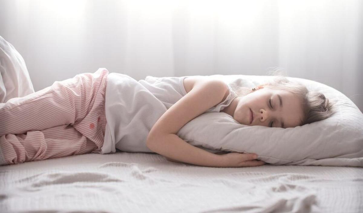 5.&nbsp;Aktivitas Fisik Sebelum Tidur<br>Aktivitas fisik intens sebelum tidur dapat membuat tubuh anak masih berusaha mendinginkan diri, sehingga menyebabkan keringat lebih banyak saat tidur.<br>