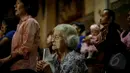 Seorang jemaat tampak khusyuk berdoa memperingati Kenaikan Isa Almasih di Gereja Katedral, Jakarta, Kamis (14/5/2015). (Liputan6.com/Faizal Fanani)