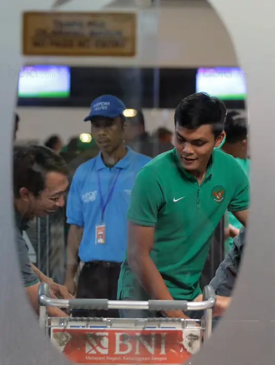 Pemain Timnas U-19, Rachmat Irianto melewati pintu pemeriksaan di Bandara Soekarno-Hatta, Cengkareng, (28/10/2017). Timnas U-19 akan mengikuti kualifikasi Piala Asia di Korea Selatan. (Bola.com/Nicklas Hanoatubun)