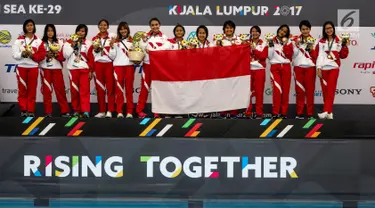 Atlet polo air putri Indonesia merayakan kemenangan usai mengalahkan atlet polo air putri Malaysia di National Aquatic Center, Bukit Jalil, Kuala Lumpur, Malaysia, Sabtu (19/8). Indonesia mengalahkan Malaysia dengan skor 7-1. (Liputan6.com/Faizal Fanani)