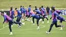 Para pemain Inggris melakukan peregangan selama sesi latihan di St George's Park, Burton upon Trent, Inggris, Senin (28/6/2021). Inggris akan bertanding melawan Jerman pada babak 16 besar Euro 2021 di Stadion Wembley. (AP Photo/Rui Vieira)