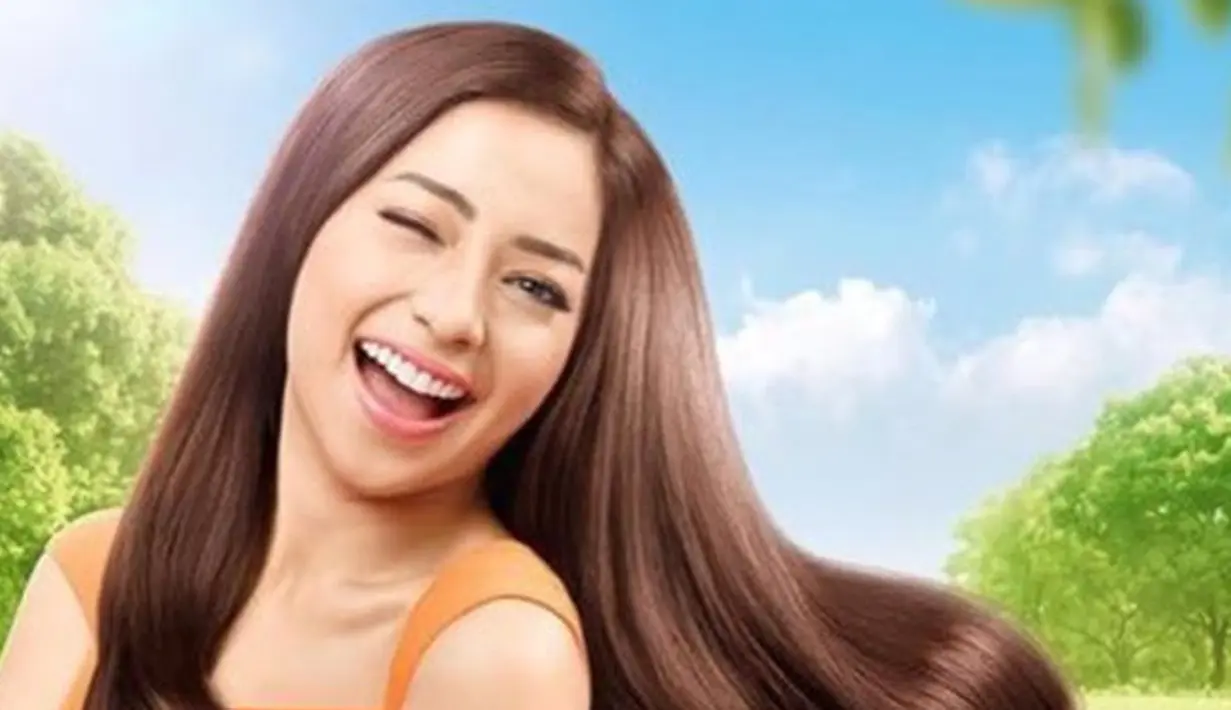<p>Ketika dewasa, Niikita Willy dipercaya jadi bintang iklan vitamin rambut. [Foto: Twitter/@chyciechycie]</p>