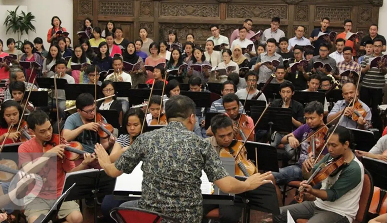 Konduktor Avip Priatna berlatih bersama Jakarta Concert Orchestra dan Batavia Madrigal Singers di Jakarta (8/11). Konser tersebut Memperingati perjalanan penuh berkat dan mensyukuri ulang tahunnya ke-50. (Liputan6.com/Ferry Pradolo)
