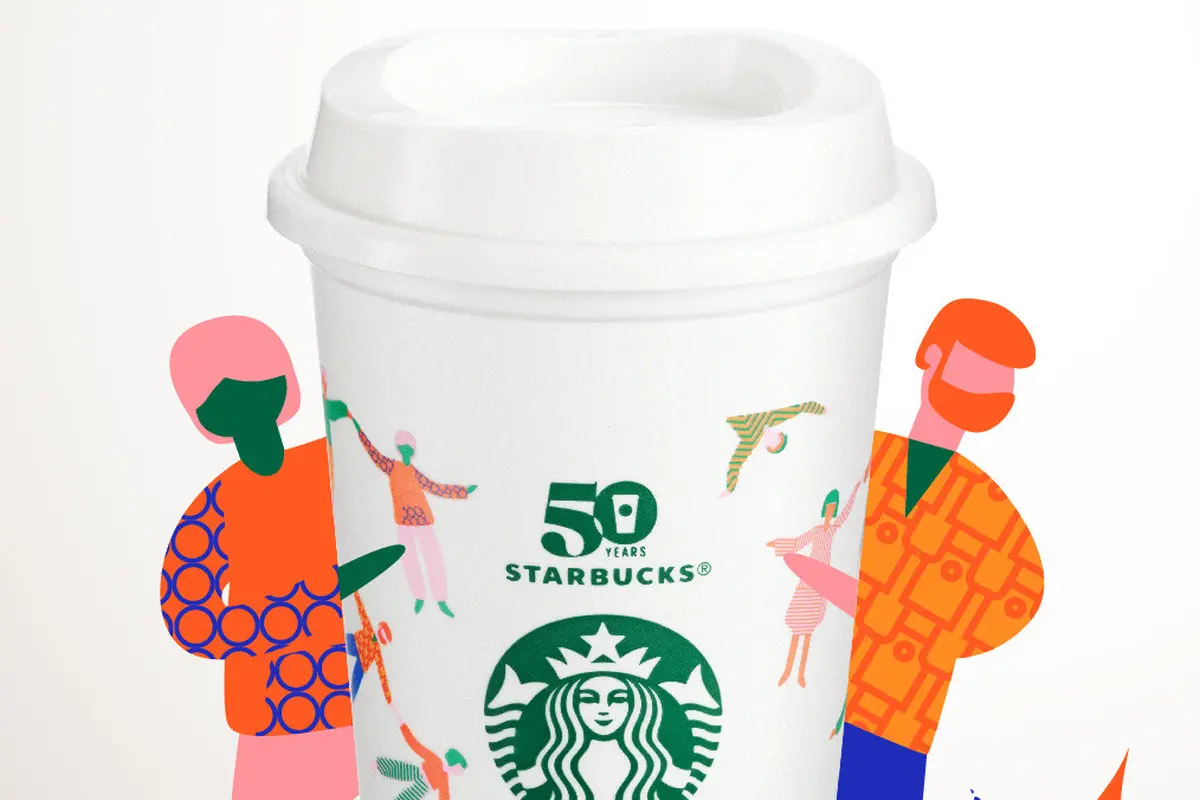 Hadiah untuk Memberi Kembali: Starbucks memberikan reusable cup gratis, mengajak pelanggan terlibat dalam perjalanan mencapai sumber daya yang positif.