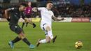 Striker Manchester City, Sergio Aguero, melepaskan tendangan ke gawang Swansea City pada laga Premier League di Stadion Liberty, Rabu (13/12/2017). Manchester City menang 4-0 atas Swansea City. (AP/Nick Potts)