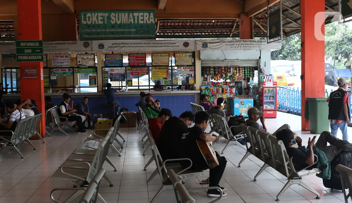 Suasana ruang tunggu keberangkatan di area Terminal Kampung Rambutan Jakarta, Senin (30/3/2020). Pemerintah sedang menyiapkan peraturan terkait mudik lebaran 2020 untuk mengurangi mobilitas penduduk dalam upaya pencegahan penyebaran virus Corona COVID-19. (Liputan6.com/Helmi Fithriansyah)