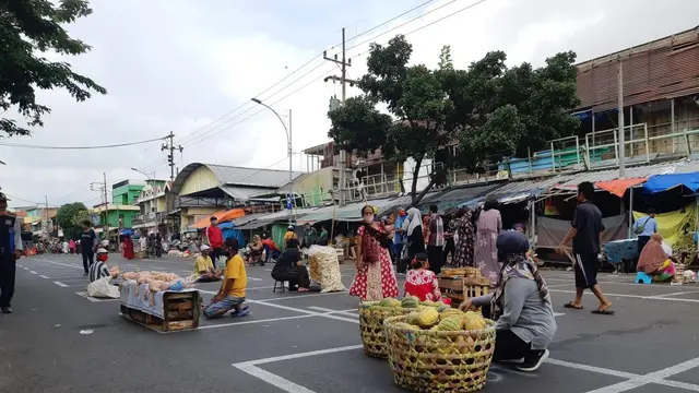 Potret physical distancing di Pasar Pegirian Surabaya. (Sumber: Twitter/BanggaSurabaya)