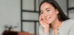 kulit yang terhidrasi dengan baik mampu mempertahankan elastisitasnya, tampak lebih halus, serta lebih tahan terhadap berbagai masalah kulit seperti iritasi atau garis halus. (foto/dok: freepik)