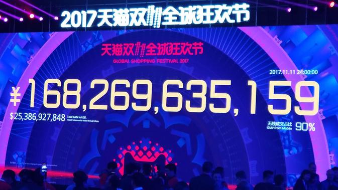 Layar menampilkan angka transaksi di Festival Belanja Online 11.11 Alibaba Group di Shanghai, Tiongkok, Sabtu (11/11/2017). (Liputan6.com/Dyah Puspita Wisnuwardani)