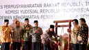 Ketua MPR Zulkifli Hasan memukul gong sebagai tanda dibukanya acara Konferensi Etika Kehidupan Berbangsa di Jakarta, Rabu (31/5). Acara ini merupakan rangkaian peringatan Pekan Pancasila menyambut hari lahir Pancasila pada 1 Juni (Liputan6.com/JohanTallo)