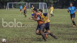 Para pemain beraksi saat mengikuti seleksi Timnas Indonesia U-19 di Lapangan Aldiron, Jakarta, Kamis (23/2/2017). (Bola.com/Vitalis Yogi Trisna)