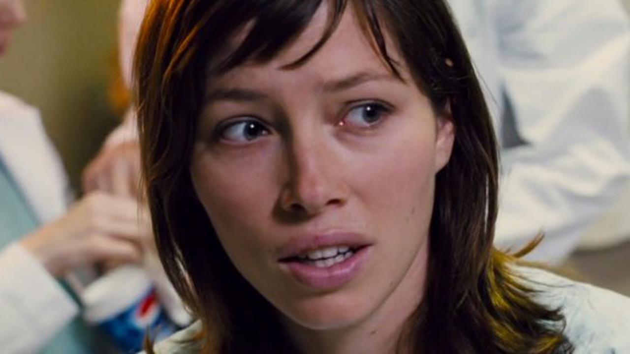 Kepala Jessica Biel Kemasukan Paku di Trailer Accidental Love