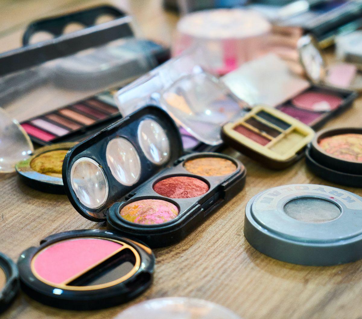 Tampil Memukau Dengan Eyeshadow Berwarna Merah, Siapa Takut!