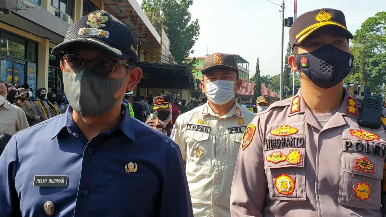 Didampingi Kapolres Garut AKBP Wirdhanto Hadicaksono, Wabup Garut Helmi Budiman memastikan seluruh progres perbaikan dan pembangunan jalur mudik 2022 selesai sebelum H in 3 lebaran. (Liputan6.com/Jayadi Supriadin)