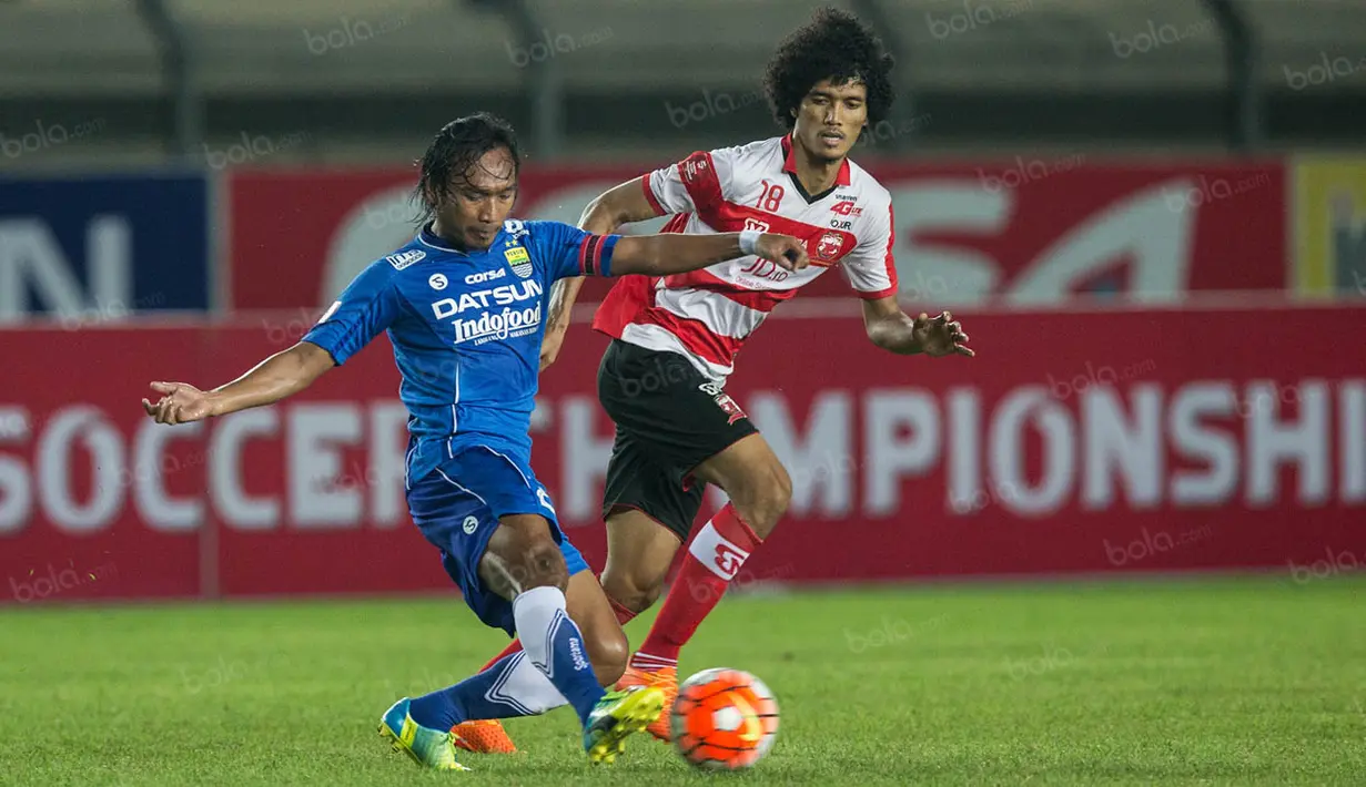 Gelandang Persib, Hariono, berhasil melewati gelandang Madura United, Ahmad Maulana, pada laga Torabika Soccer Championship 2016 di Stadion Si Jalak Harupat, Sabtu (28/5/2016). Kedua tim bermain imbang 0-0. (Bola.com/Vitalis Yogi Trisna)