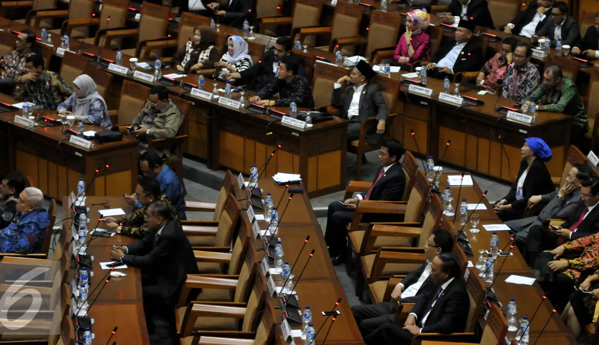 Sejumlah mikrofon anggota DPR tiba-tiba mati dan kemudian menyala serentak saat berlangsungnya Sidang Paripurna di Jakarta, Senin (11/1). Suara Mikrofon yang dihaslikan tidak jernih seperti mikrofon rusak. (Liputan6.com/JohanTallo)