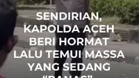 Sendirian, Kapolda Aceh Beri Hormat Lalu Temui Massa yang Sedang "Panas"