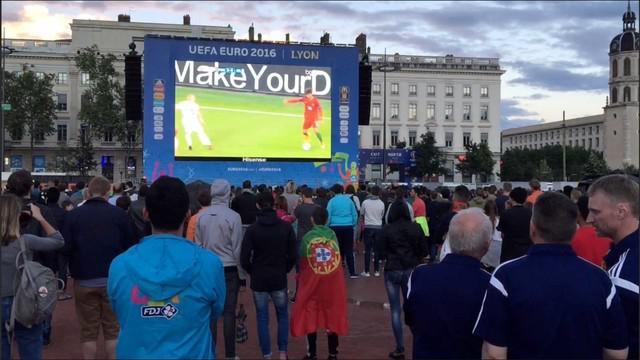 Ekin Gabriel, koresponden bola.com merekam kegiatan para suporter yang menonton di fanzone, di kota Lyon, Prancis.