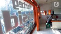 Warga usai menikmati makanan di salah satu warung makan, Jakarta, Senin (26/7/2021). Pemerintah menyesuaikan aturan PPKM Level 4 pada pelaku usaha kuliner dengan mengizinkan menerima pengunjung makan di tempat dengan protokol kesehatan dan waktu maksimal 30 menit. (Liputan6.comHelmi Fithriansyah)
