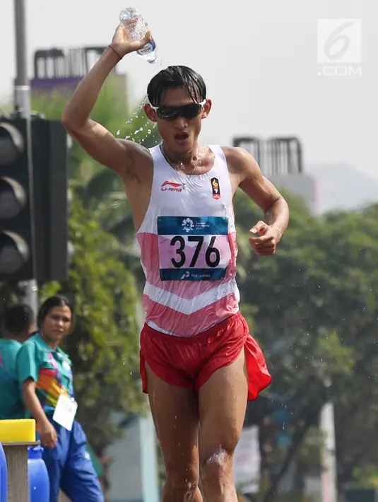 Atlet Indonesia, Hendro saat mengikuti jalan cepat 50 Km putra di Asian Games 2018, Jakarta, Kamis (30/8). Meski menempati posisi kelima, Hendro berhasil memecahkan rekor nasional dengan catatan waktu 4 jam 32 menit dan 20 detik. (Merdeka.com/Imam Buhori)